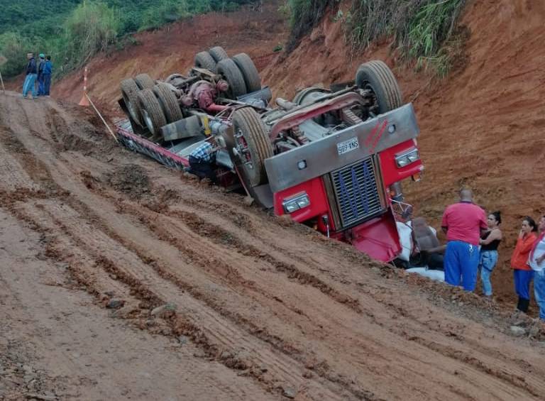 Por maniobras del conductor, el camión cayó a un lado de la vía. FOTO CORTESÍA GUARDIANES DE ANTIOQUIA