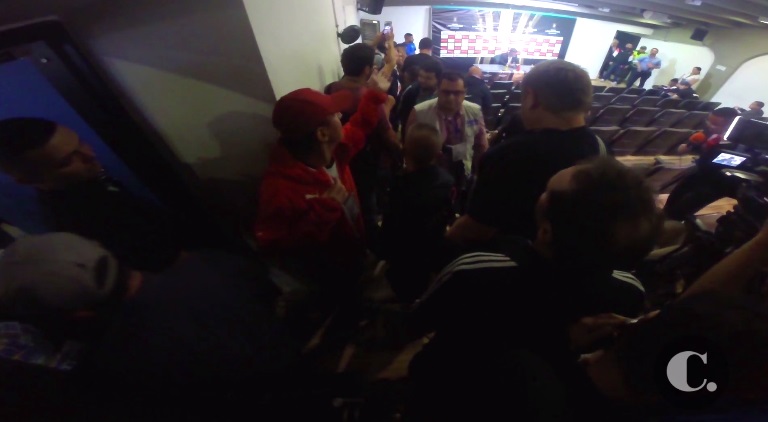 Los periodistas colombianos abandonaron la sala de prensa en señal de protesta. FOTO CORTESÍA