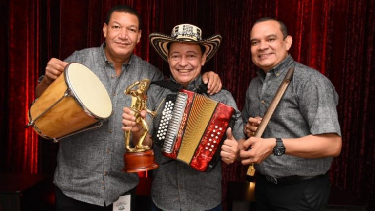 Manuel Vega, junto a sus músicos Aníbal Alfaro Simanca, en la caja (izquierda), y Odacyr Alberto ‘Ñeko’ Montenegro González, en la guacharaca (derecha). FOTO FUNDACIÓN FESTIVAL DE LA LEYENDA VALLENATA