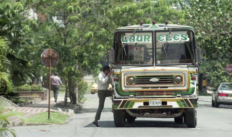 Para gustos, los colores de los buses en Medellín