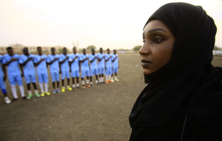 Salma al-Majidi y el equipo que dirige. FOTO AFP