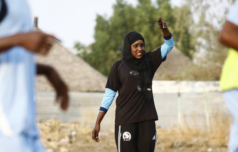 Salma al-Majidi es reconocida por la Fifa como la primera mujer árabe y sudanesa en entrenar un equipo de fútbol masculino en el mundo árabe. FOTO AFP