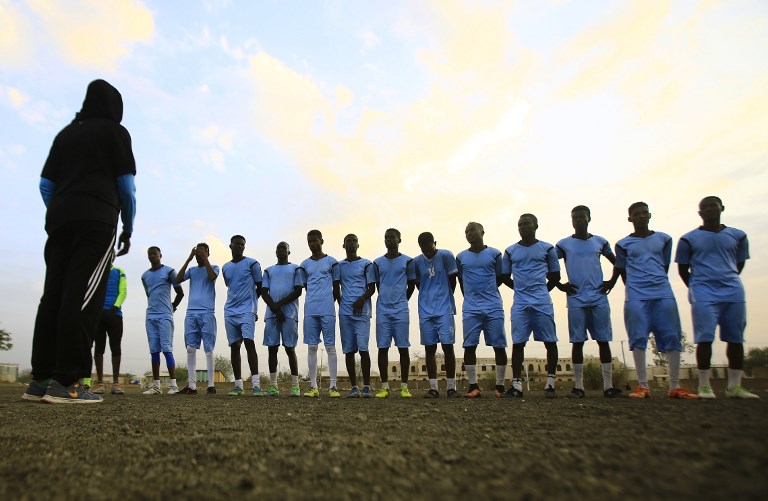 Jugadores del club Al-Ahly Al-Gadaref durante una sesión de entrenamiento en la ciudad de Gedaref. FOTO AFP
