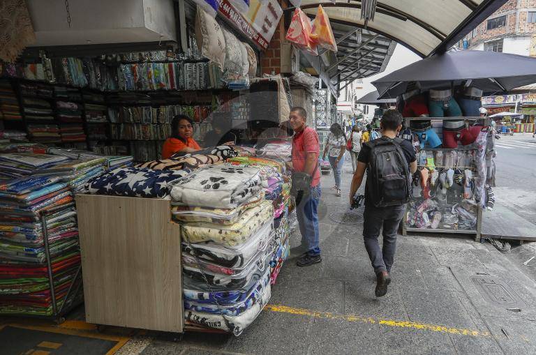Sector El Hueco de Medellín donde el comercio nota el impacto en el comercio de las mercancías chinas por el coronavirus. FOTO MANUEL SALDARRIAGA