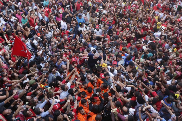 Simpatizantes rodean a Lula a su salida del sindicato. FOTO REUTERS