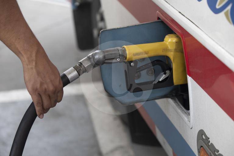 Precio de la gasolina de referencia en Medellín cayó un peso; de 8.180 pesos en octubre a 8.179 pesos en noviembre. FOTO Edwin Bustamante Restrepo