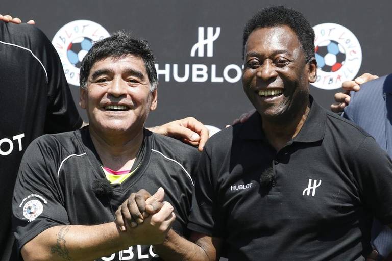 Maradona y Pelé después de un partido organizado por la marca de relojes Hublot en París, el 9 de junio del 2016. Foto AFP