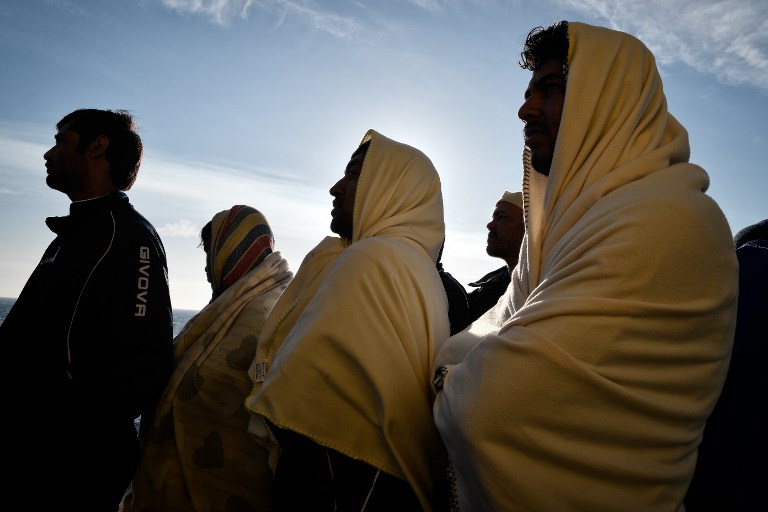 Los migrantes observan la costa siciliana desde el MV Aquarius, un barco de rescate contratado por las organizaciones humanitarias SOS Mediterranee y Médicos Sin Fronteras (MSF - Medecins sans frontieres). FOTO AFP