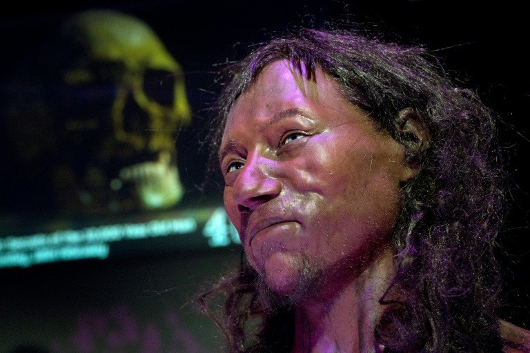 Reconstitución de la cara de un hombre que vivió hace 10.000 años en el Reino Unido, presentada en Londres el 6 de febrero de 2018. Foto AFP