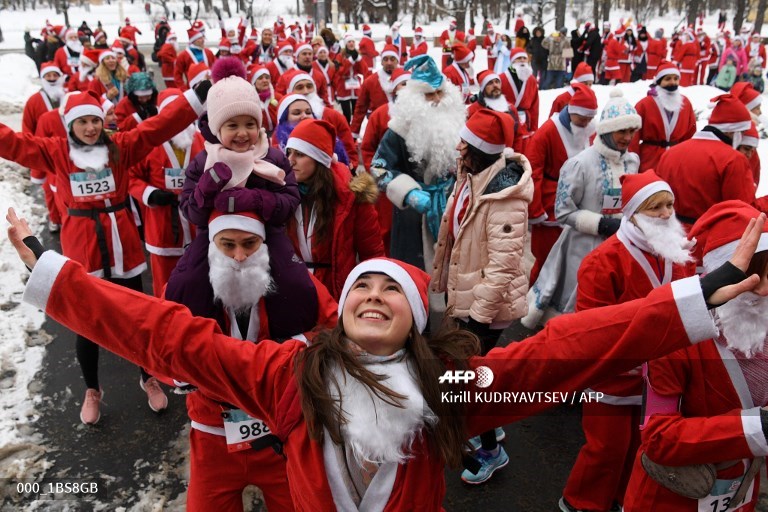 Rusos se disfrazan de Papá Noel para participar en una carrera benéfica en Moscú, destinada a recolectar dinero para niños enfermos. Foto. EFE