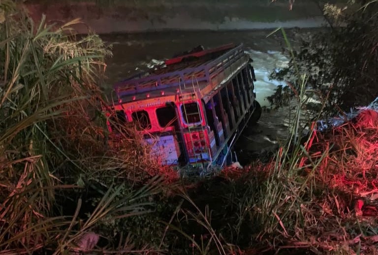 El vehículo terminó en aguas del río Medellín. Este accidente ocurrió a la altura del puente cercano a Mayorca (entre Itagüí, Envigado y Sabaneta). FOTO CORTESÍA GUARDIANES DE ANTIOQUIA