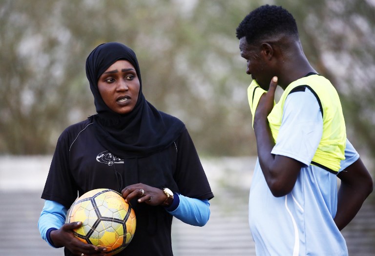 La entrenadora habla con uno de sus jugadores durante el entrenamiento. FOTO AFP
