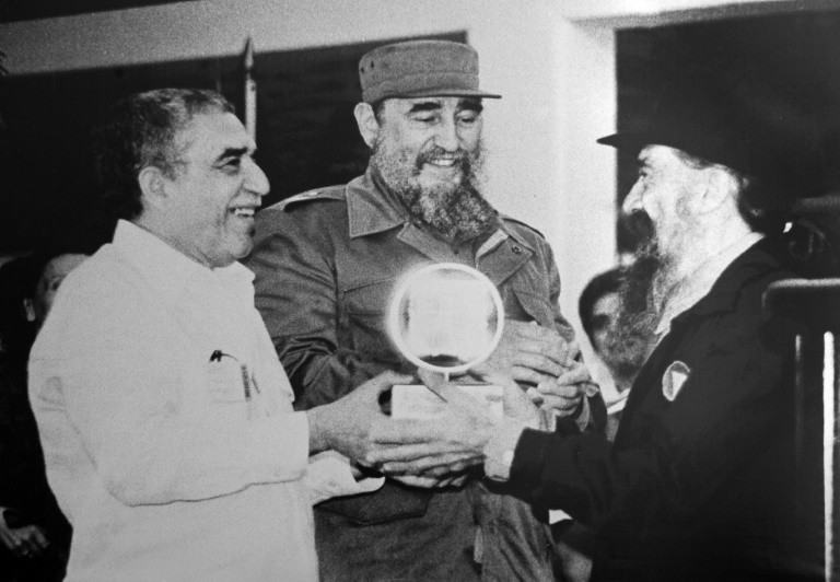Fidel Castro Ruz junto a Gabriel García Márquez (I) y Fernando Birri (D) en la inauguración de la Escuela Internacional de Cine y Televisión San Antonio de los Baños, el 15 de diciembre de 1986. Foto: Adalberto Roque / AFP 