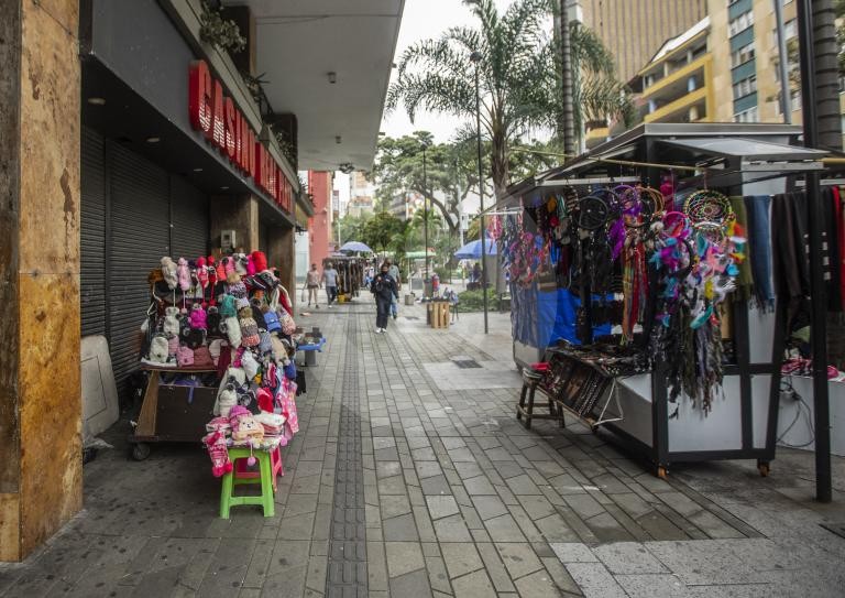 La el crecimiento de la pobreza en Medellín y el Área Metropolitana no es relevante estadísticamente, pero la mayor preocupación viene por la población que podría ingresar a esta condición en 2020 a causa de la covid-19. FOTO Andrés Camilo Echeverri.