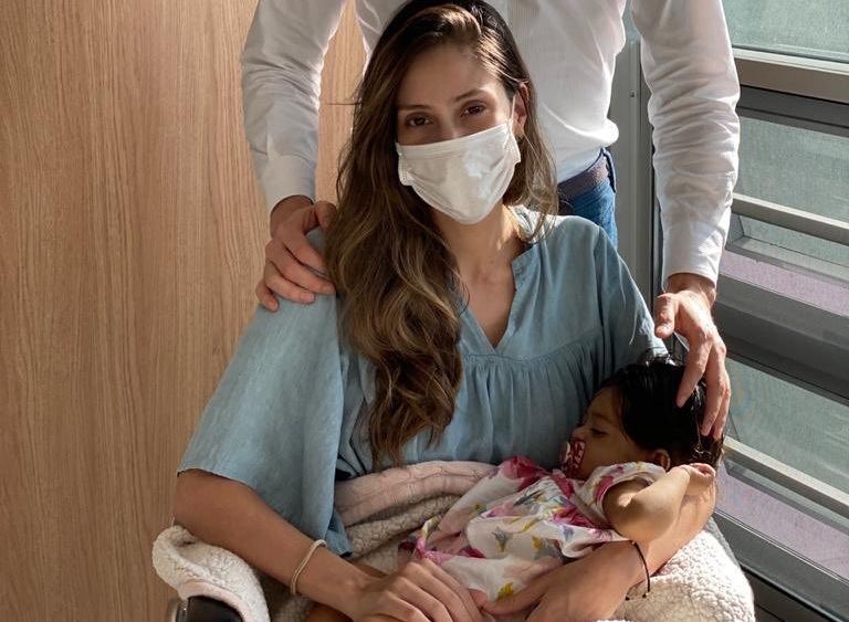 Diana Osorio, con su hija Aleia. Ambas se recuperan después del trasplante de hígado. FOTO: TOMADA DEL TWITTER DE DANIEL QUINTERO.