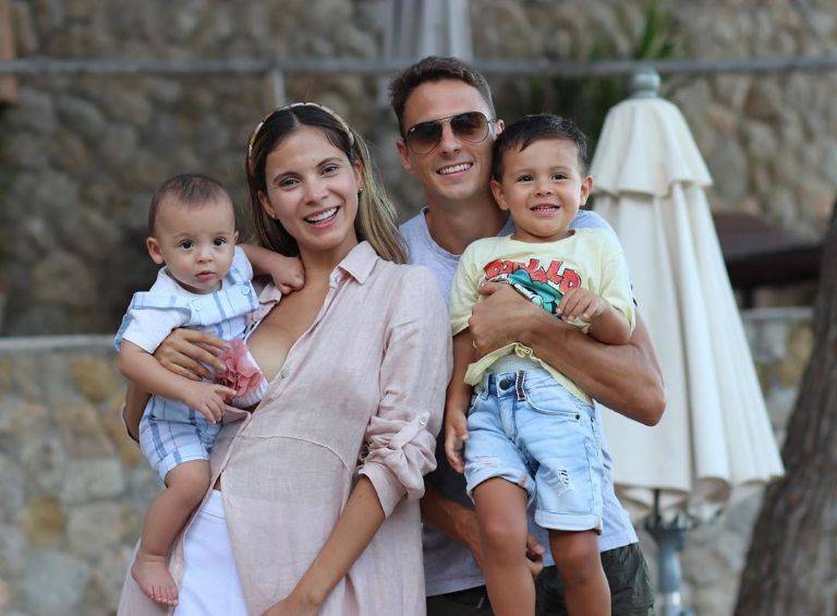 Santiago Arias con su esposa y sus hijos. FOTO TOMADA INSTAGRAM