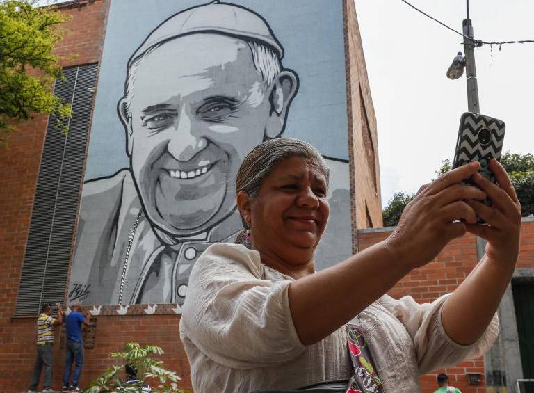 Cientos de colombianos ya comenzaron a usar las redes sociales para compartir su emoción por la visita del Pontífice. Foto: Robinson Sáenz.