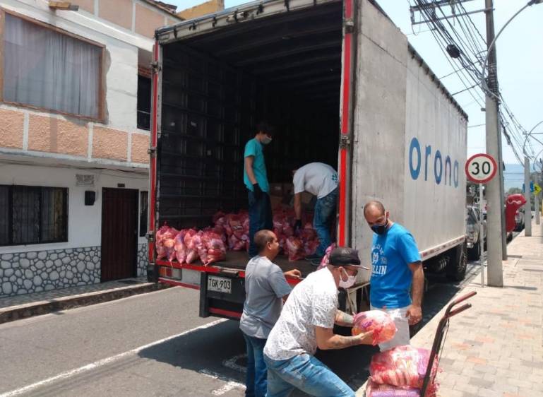 Corona donó 9.000 mercados para ayudar a maestros, pintores y plomeros durante el periodo de aislamiento preventivo. Foto Cortesía Corona