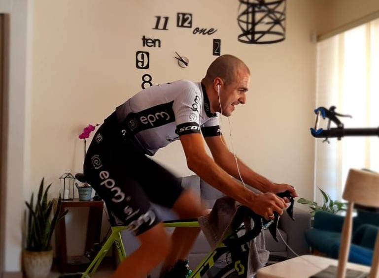 Suárez ha sido campeón tres veces del Clásico EL COLOMBIANO rutero. En el virtual empieza a ganar respeto. “Poco a poco uno se va adaptando a estas tecnologías”, dijo. FOTO CORTESÍA