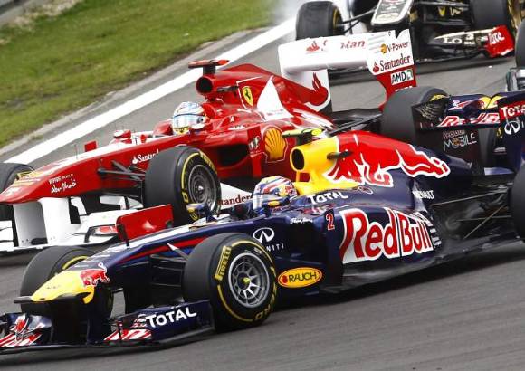 Reuters - El cambio de l&#237;der m&#225;s emotivo ocurri&#243; en la 33ra vuelta, cuando Alonso regres&#243; a la pista al frente ego de un cambio de neum&#225;ticos, pero fue superado por Hamilton apenas unos metros despu&#233;s de la salida de los pits.