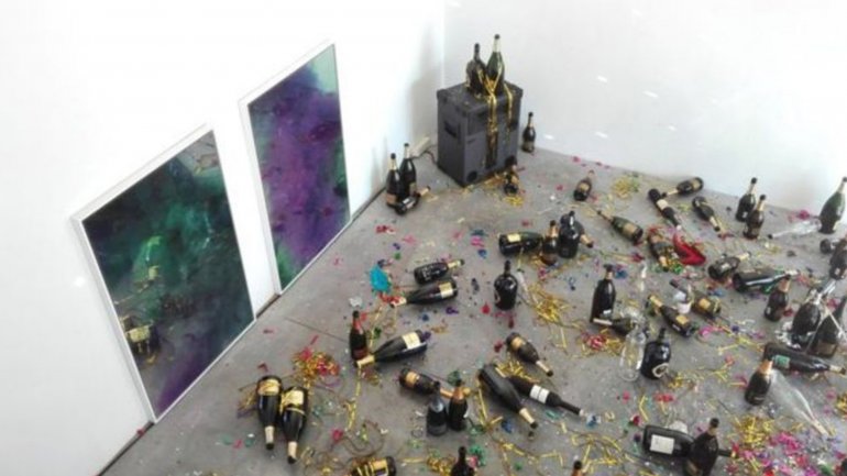 La exposición, obra de las artistas Goldschmied & Chiari, reproduce los restos de una fiesta terminada y abandonada entre colillas, botellas de champán y confetis de colores. FOTO CORTESÍA