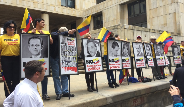 Frente a la Corte Suprema de Justicia protestaron este jueves en la mañana los familiares y amigos cercanos de los exfuncionarios del Gobierno de Álvaro Uribe Vélez. FOTO COLPRENSA