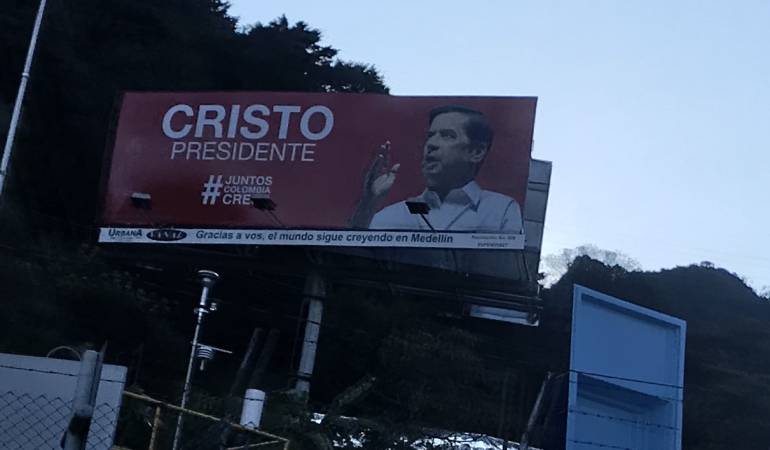 En el Valle de Aburrá hay tres vallas como la que se observa en la fotografía, ubicada en Las Palmas. A la luz de la doctrina del CNE, sería publicidad política anticipada. FOTO cortesía