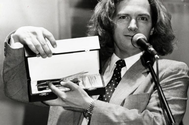 Sergio Cabrera recibe el trofeo de la Espiga de Oro, máximo premio de la Semana del Cine de Valladolid (España). Foto: Cortesía