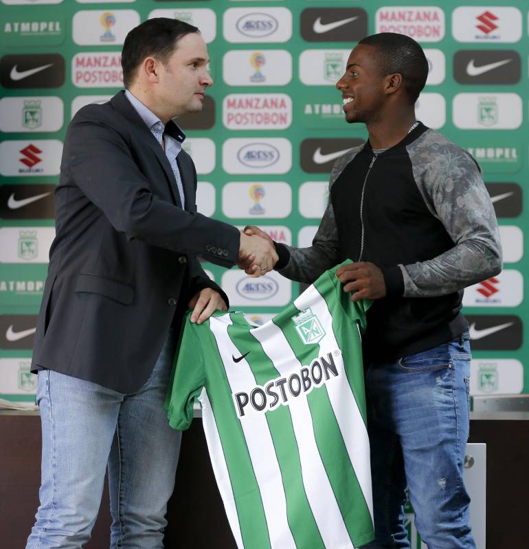 Cristian Dájome recibe su camiseta. FOTO Juan Antonio Sánchez