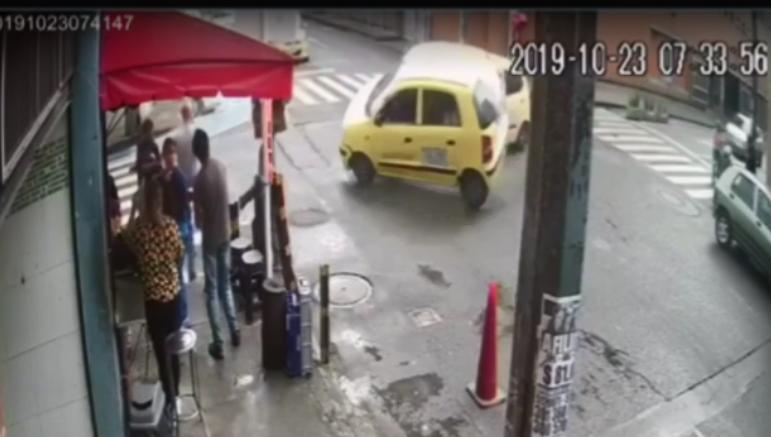 Accidente de tránsito cerca a Almacentro, en Medellín, dejó un taxi volcado lateralmente. FOTO CAPTURA DE VIDEO