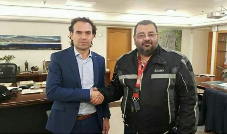 A la izquierda el alcalde de Medellín, Federico Gutiérrez. A la derecha el líder motociclista Rolando Plazas. FOTO Rolando Plazas