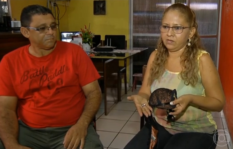 La mujer muestra a Globo Tv el brasier que le salvó la vida, en la otra mano la bala. FOTO captura de pantalla Globo Tv
