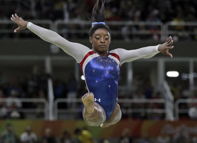 Prueba de barra en la competencia final por la general individual en los Juegos Olímpicos de Río 2016. FOTO AP