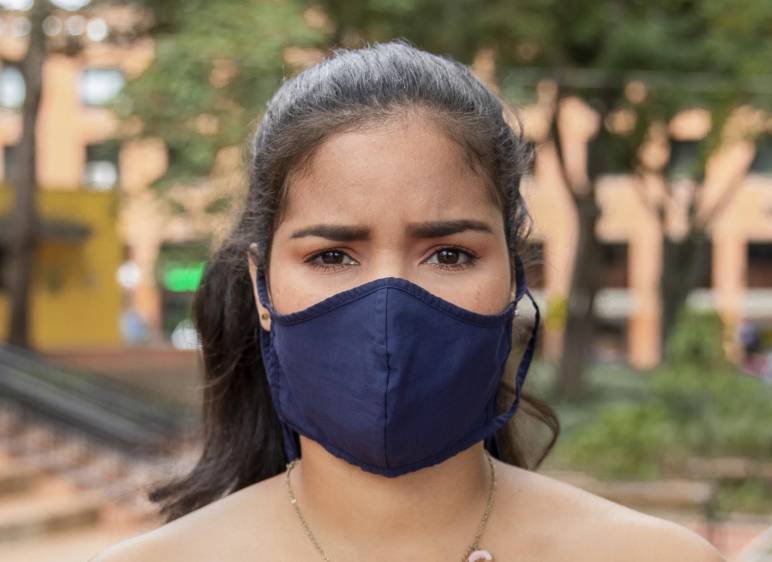 En esta cultura, levantar la ceja puede ser sinónimo de desafío, fruncir el ceño significa enojo, cruzar los brazos aburrimiento o resignación. Se puede sonreír o coquetear con los ojos. FOTO camilo suárez