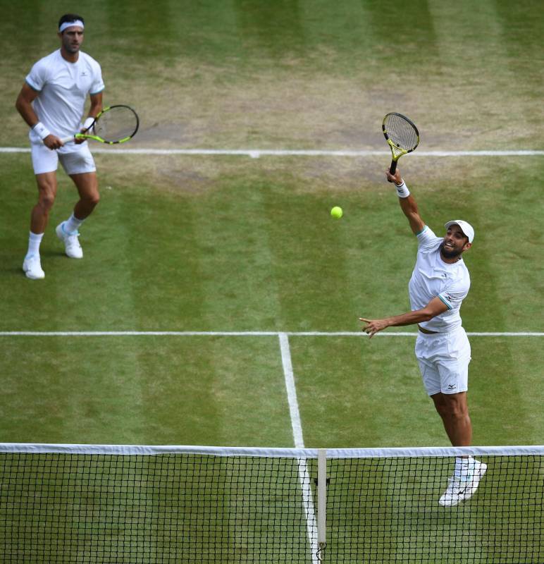 Juan Sebastian Cabal y Robert Farah durante el partido contra el neozelandés Michael Venus y el sudafricano Raven Klaasen. FOTO: AFP