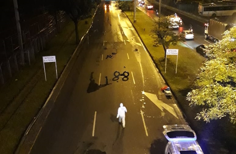 Incidente cobró la vida un motociclista cerca al puente del Mico en Medellín. FOTO CORTESÍA GUARDIANES DE ANTIOQUIA