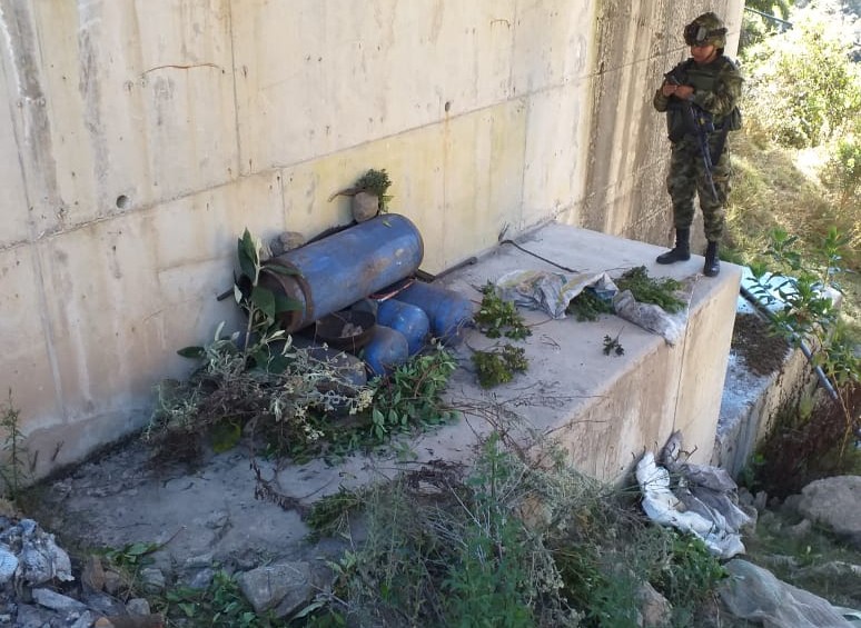 Miembros de la Trigésima Brigada del Ejército Nacional encontraron los cilindros debajo del puente Camagueta. FOTO Cortesía Ejército