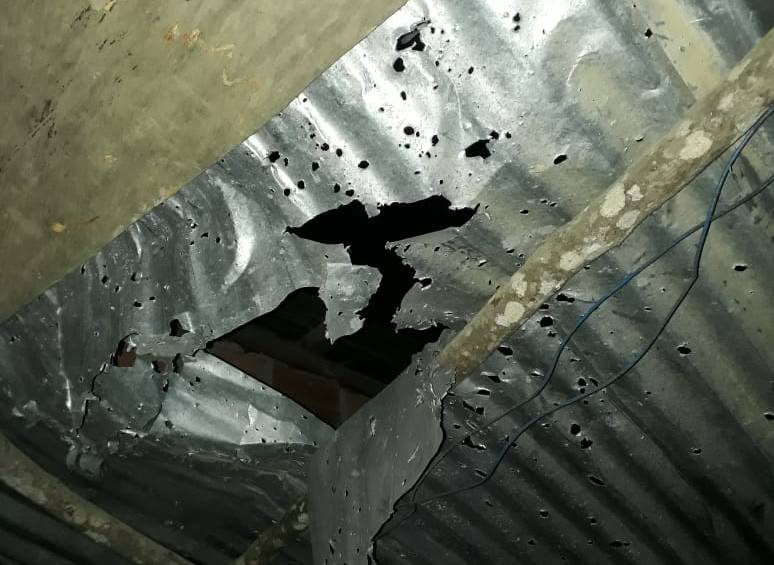 Detalle de daños ocasionados en una vivienda cercana a la base militar Bella Vista, de El Tarra, Norte de Santander, que fue atacada este miércoles por desconocidos. Foto cortesía.