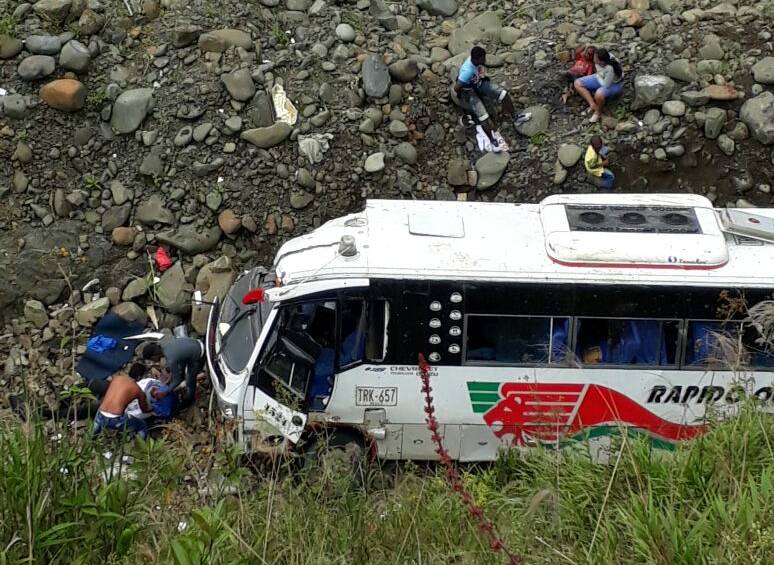 Un muerto y trece heridos deja accidente de bus en la vía Quibdó Medellín.