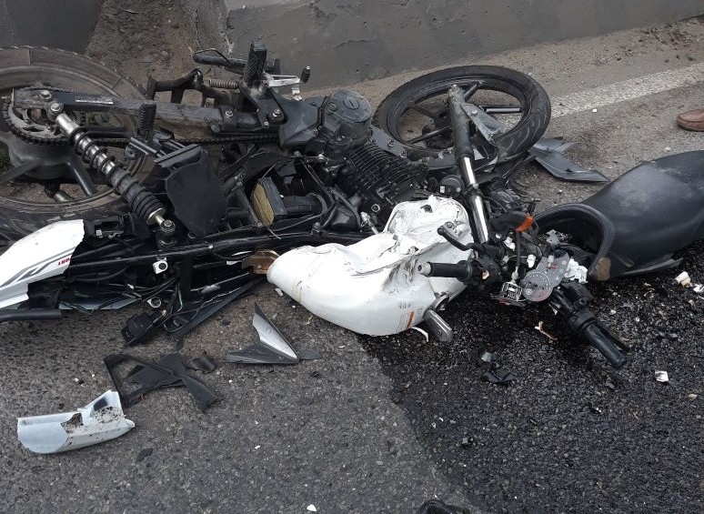 Así quedó la motocicleta del joven que murió cerca de la Macarena. FOTO CORTESÍA GUARDIANES ANTIOQUIA