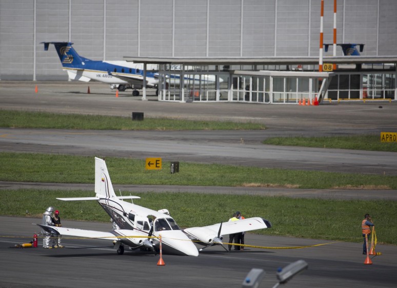 A la 1:26 de la tarde de este miércoles una avioneta Piper 34 Séneca II procedente del Chocó aterrizó de emergencia en la pista del aeropuerto Olaya Herrera de Medellín. FOTO EDWIN BUSTAMANTE