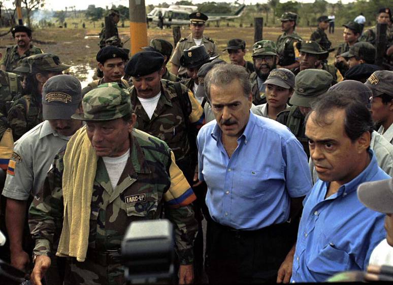 Durante la zona de despeje, en la región del Caguán, Pedro Antonio Marín alias “Tirofijo” se reunió con el entonces presidente Andrés Pastrana Arango. Fecha: 08 de febrero de 2001. Foto: Manuel Saldarriaga