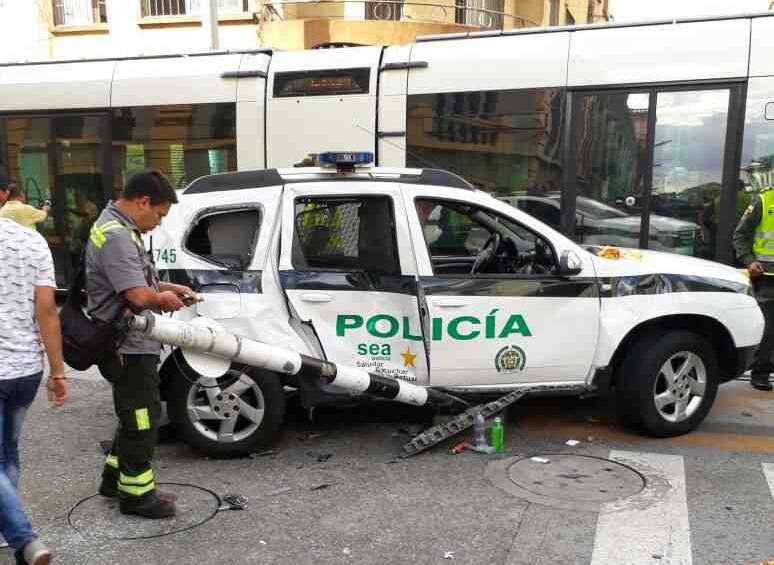 Un muerto y 4 heridos en accidente entre patrulla de policía y Tranvía 