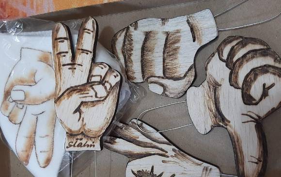 Hasta el momento, 30 artesanos trabajan haciendo los kits de cuatro manitos y un tapabocas. Foto: Cortesía. 