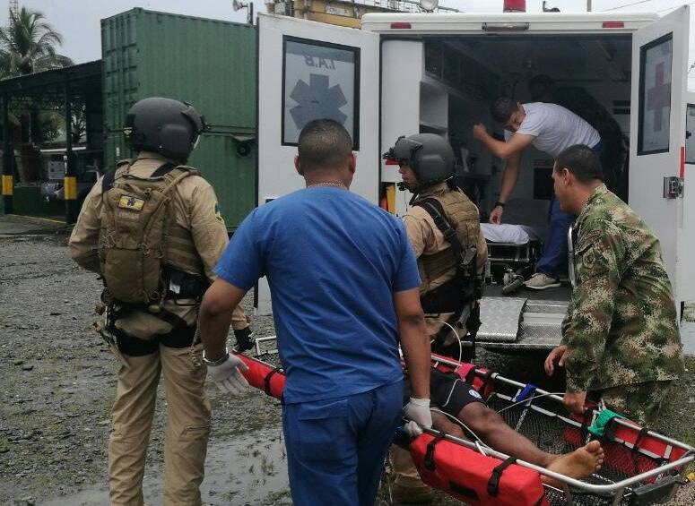 La Armada Nacional evacúa a un menor herido del ataque. FOTO @armadacolombia
