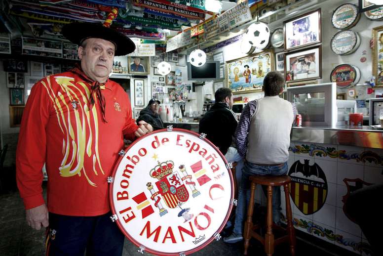 Manolo Cáceres, gran seguidor de la selección de España y famoso por su bombo y su bar en Valencia. FOTO EFE