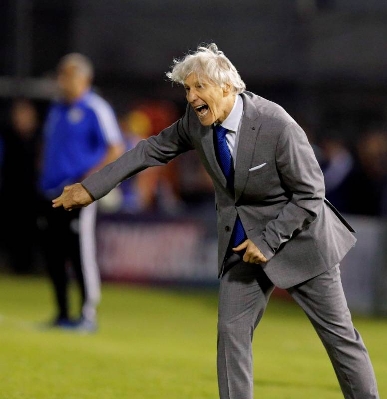 Desde la raya, José Pékerman no paró de dar ordenes a sus dirigidos, quienes afrontaron el compromiso de forma aplicada. FOTO REUTERS