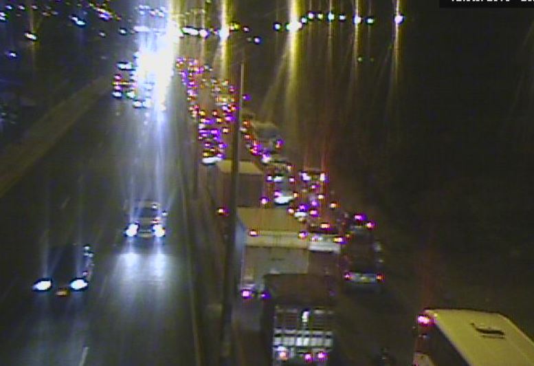 Así se veía la movilidad de Medellín a las 8:35 de la noche del viernes, cerca al parque Juanes de la Paz, por Tricentenario. FOTO CIRCUITO CERRADO DE TELEVISIÓN STTMED