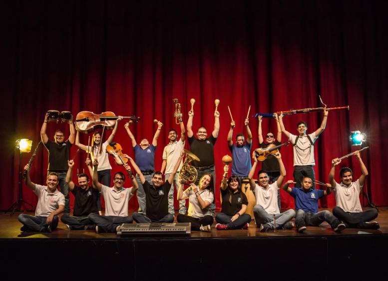 Integrantes de las fundaciones Azul Ilusión e Iberacademy. Agradecimiento: Teatro Metropolitano. 