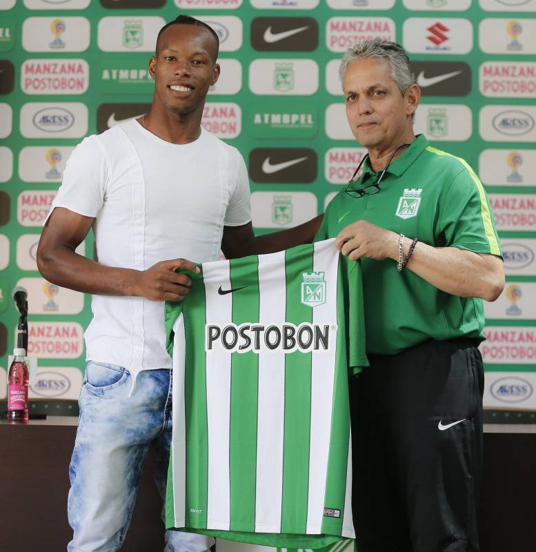 Edwin Velasco recibió la camiseta de manos de Reinaldo Rueda. FOTO Juan Antonio Sánchez